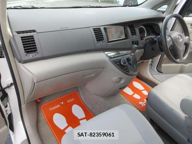 Toyota ISIS 2010-03 6612387-16