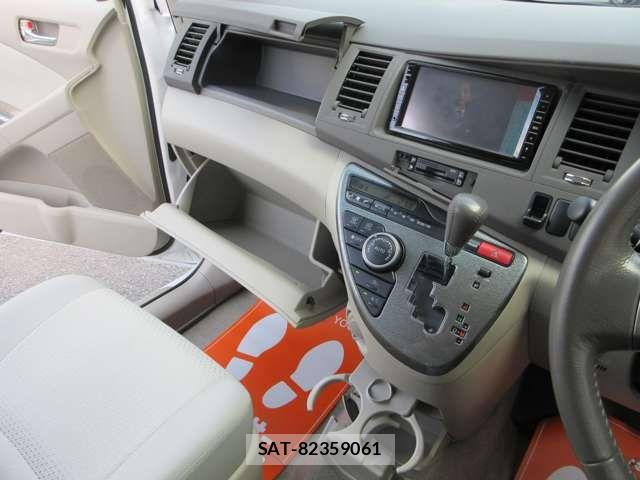 Toyota ISIS 2010-03 6612387-18