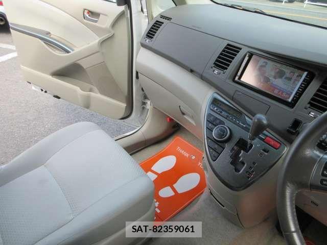 Toyota ISIS 2010-03 6612387-1