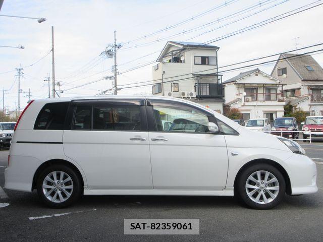 Toyota ISIS 2010-03 6612387-24