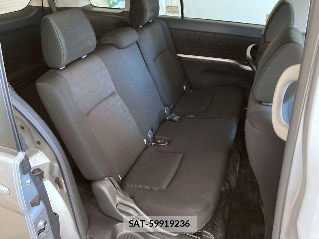Toyota ISIS 2013-07 6641728-12