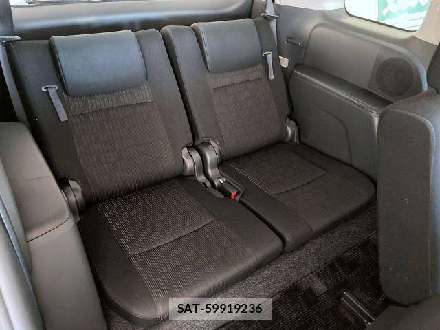 Toyota ISIS 2013-07 6641728-13