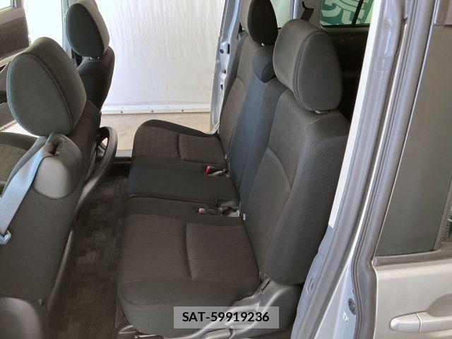 Toyota ISIS 2013-07 6641728-15