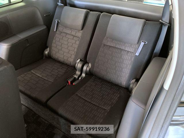 Toyota ISIS 2013-07 6641728-16