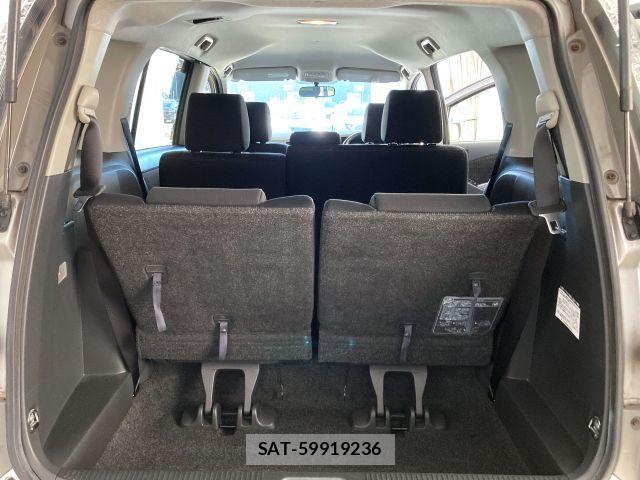 Toyota ISIS 2013-07 6641728-17