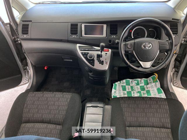 Toyota ISIS 2013-07 6641728-1
