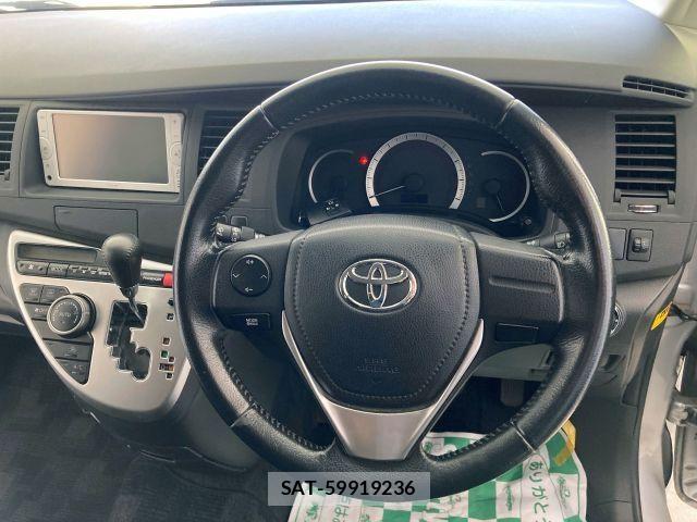 Toyota ISIS 2013-07 6641728-19
