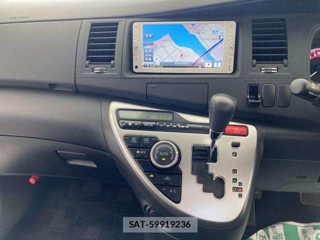 Toyota ISIS 2013-07 6641728-20