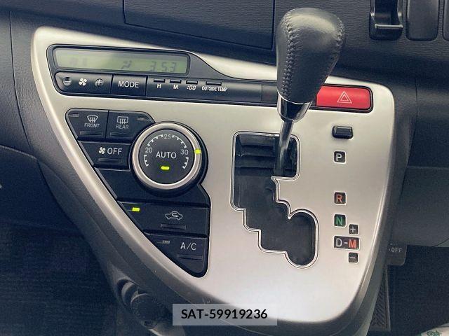 Toyota ISIS 2013-07 6641728-21