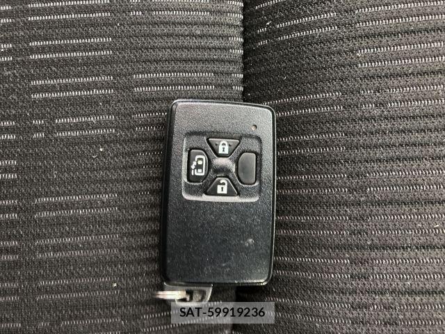 Toyota ISIS 2013-07 6641728-25