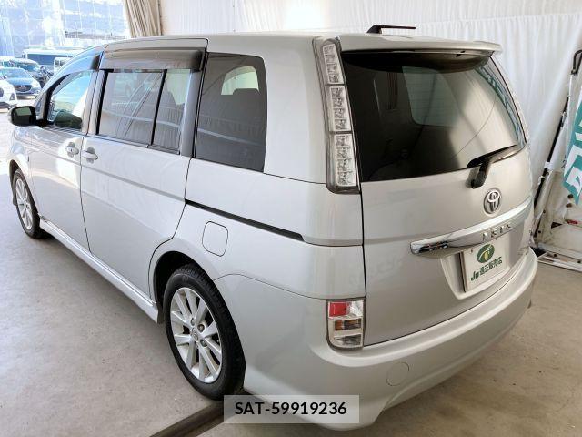 Toyota ISIS 2013-07 6641728-2