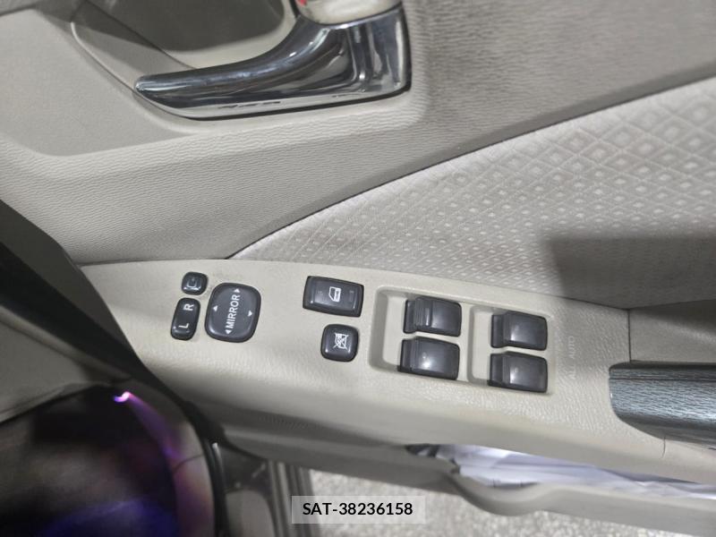 Toyota ISIS 2010 1347615-9
