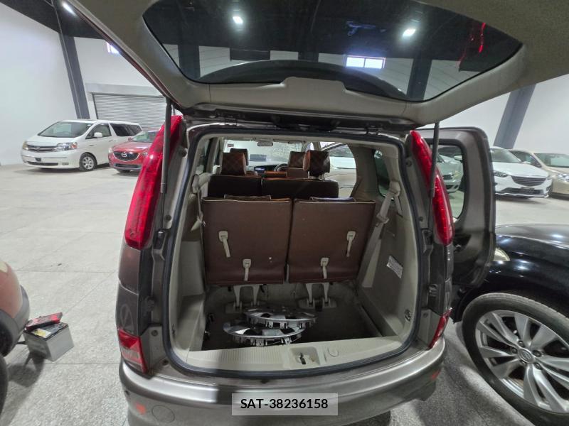 Toyota ISIS 2010 1347615-11