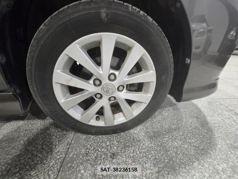 Toyota ISIS 2010 1347615-13
