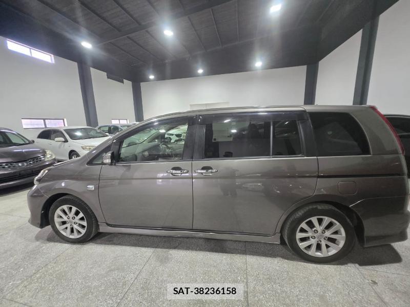 Toyota ISIS 2010 1347615-2