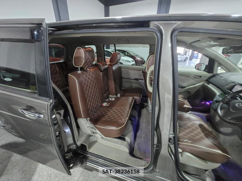 Toyota ISIS 2010 1347615-4