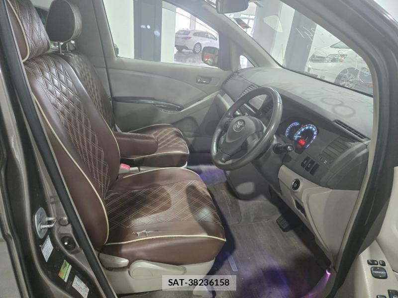 Toyota ISIS 2010 1347615-5