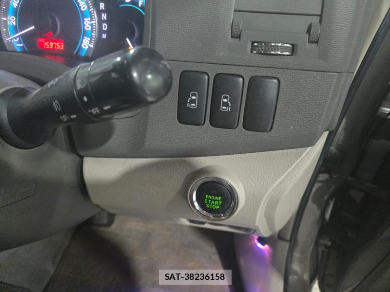 Toyota ISIS 2010 1347615-6