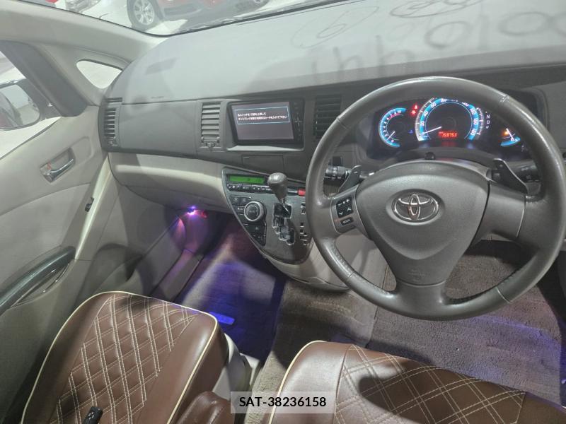 Toyota ISIS 2010 1347615-7