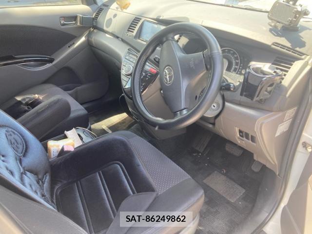 Toyota ISIS 2005-06 6906768-8