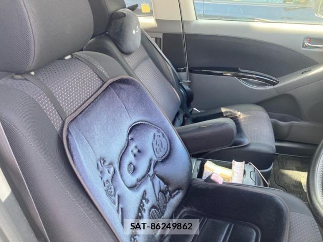 Toyota ISIS 2005-06 6906768-9