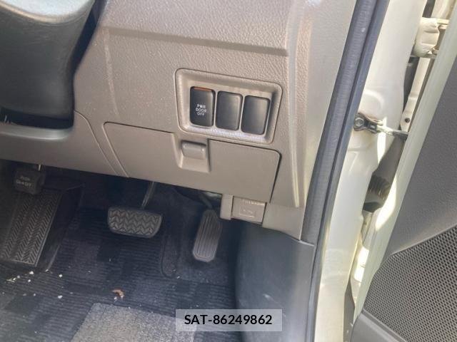 Toyota ISIS 2005-06 6906768-11