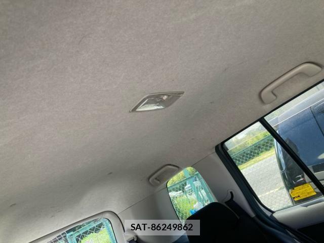 Toyota ISIS 2005-06 6906768-13