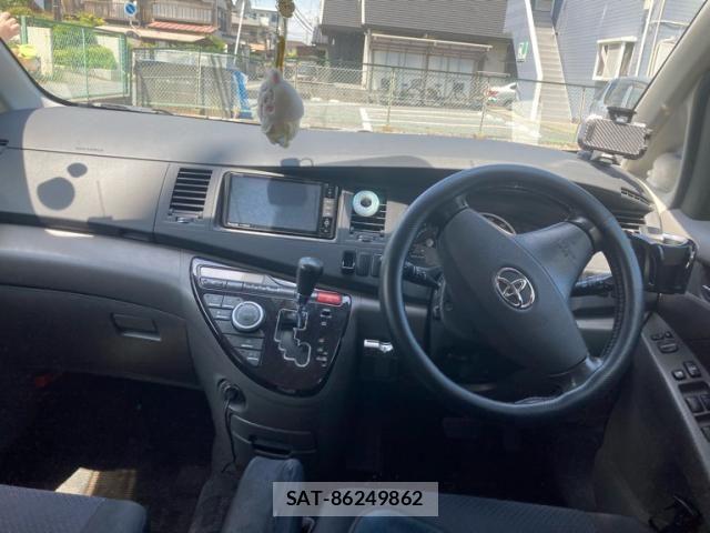 Toyota ISIS 2005-06 6906768-14
