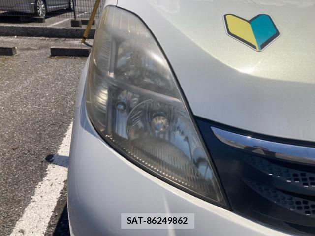 Toyota ISIS 2005-06 6906768-4