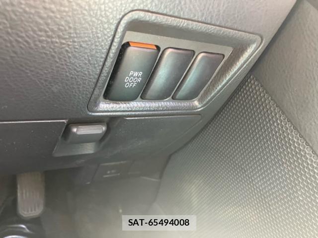 Toyota ISIS 2011-11 6994430-13