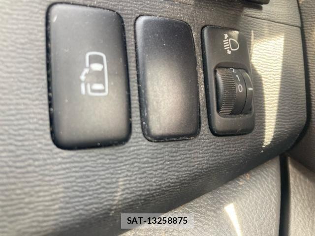 Toyota ISIS 2005-06 7058952-13