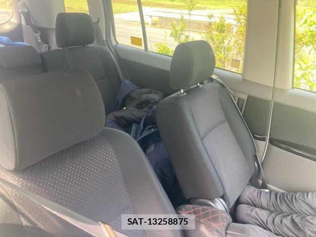 Toyota ISIS 2005-06 7058952-5