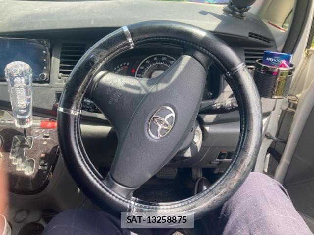 Toyota ISIS 2005-06 7058952-7