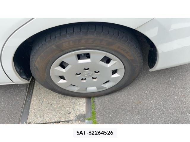 Toyota ISIS 2010-04 7058948-9