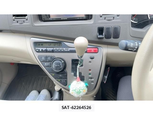 Toyota ISIS 2010-04 7058948-13
