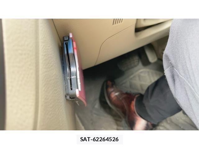 Toyota ISIS 2010-04 7058948-14