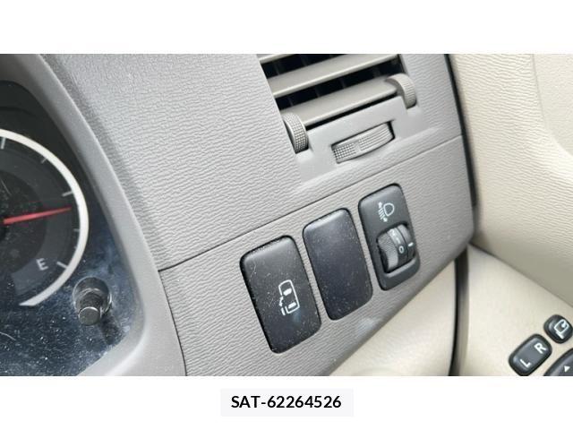 Toyota ISIS 2010-04 7058948-16
