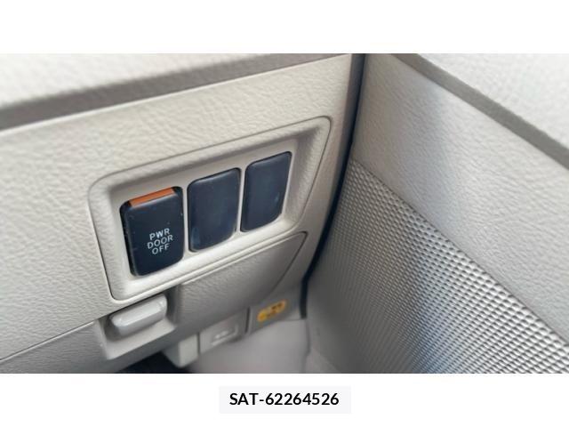 Toyota ISIS 2010-04 7058948-17
