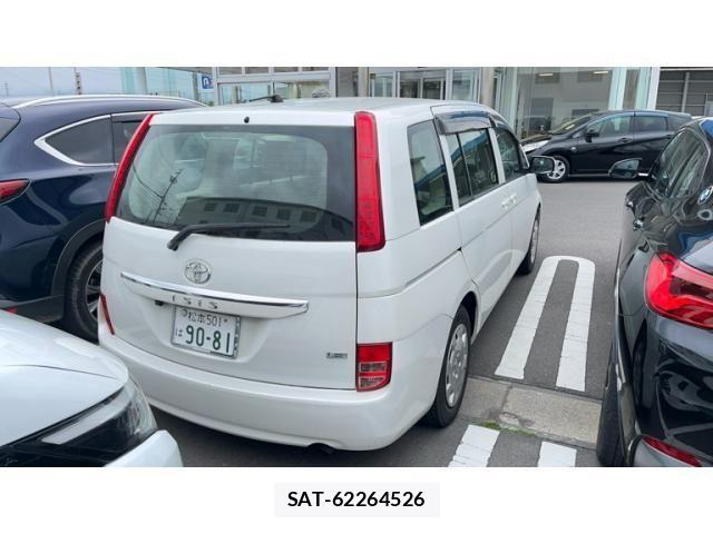 Toyota ISIS 2010-04 7058948-1