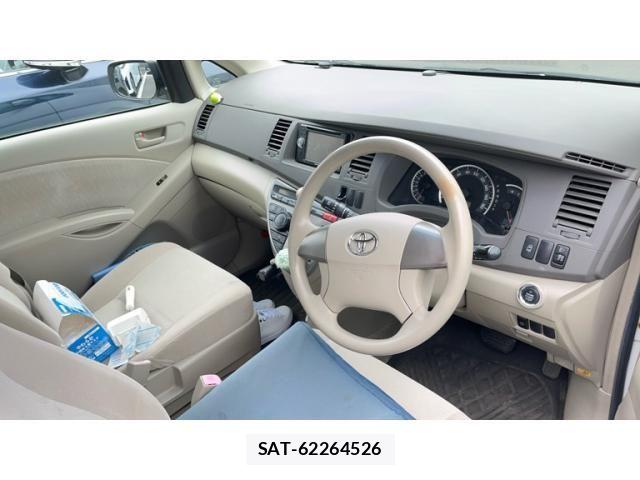 Toyota ISIS 2010-04 7058948-4