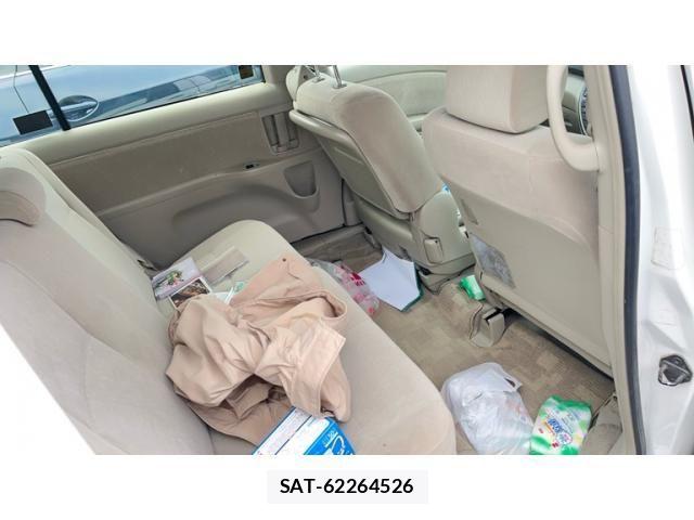 Toyota ISIS 2010-04 7058948-5