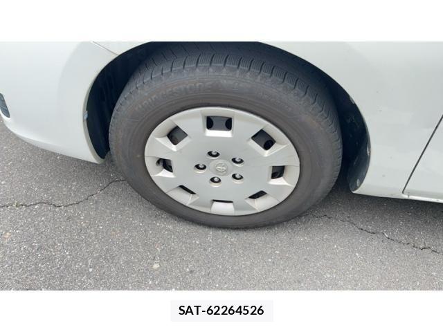 Toyota ISIS 2010-04 7058948-6