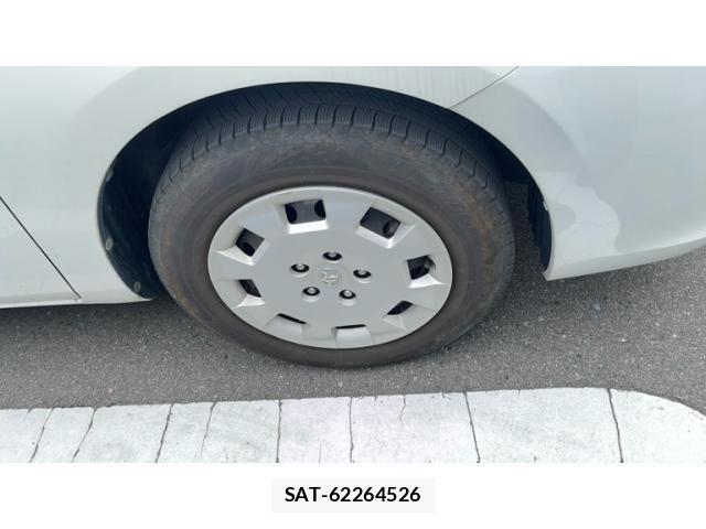 Toyota ISIS 2010-04 7058948-7