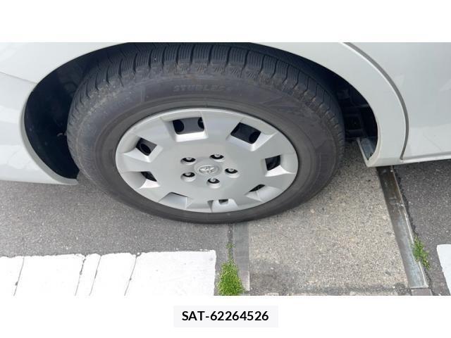 Toyota ISIS 2010-04 7058948-8