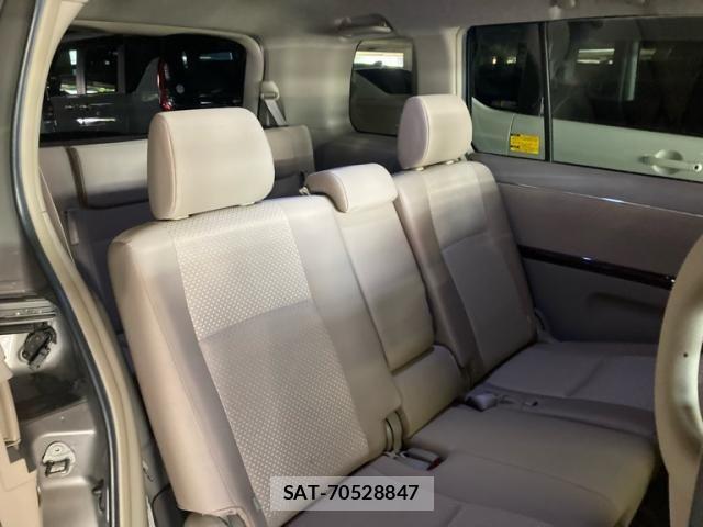 Toyota ISIS 2006-03 7219955-10
