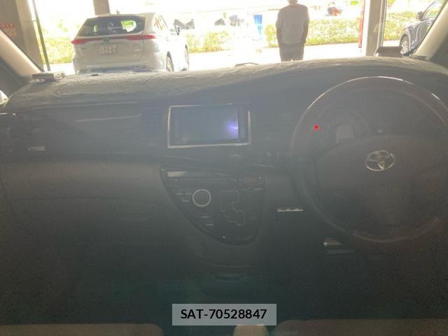 Toyota ISIS 2006-03 7219955-11