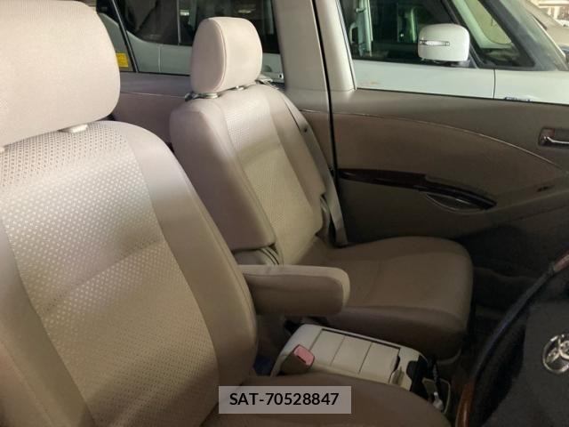 Toyota ISIS 2006-03 7219955-12