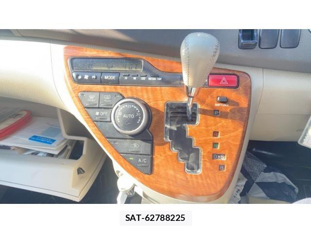 Toyota ISIS 2010-10 7219962-18