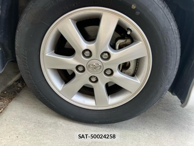 Toyota ISIS 2013-12 7219963-11
