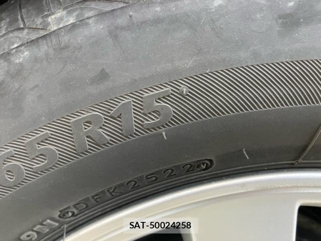Toyota ISIS 2013-12 7219963-13